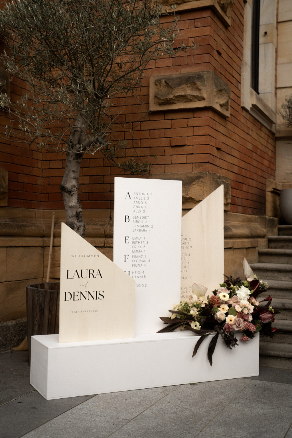 Willkommensschild von Oh-Moments. Hochzeits Deko und Blumen für Hochzeiten in Bayern.