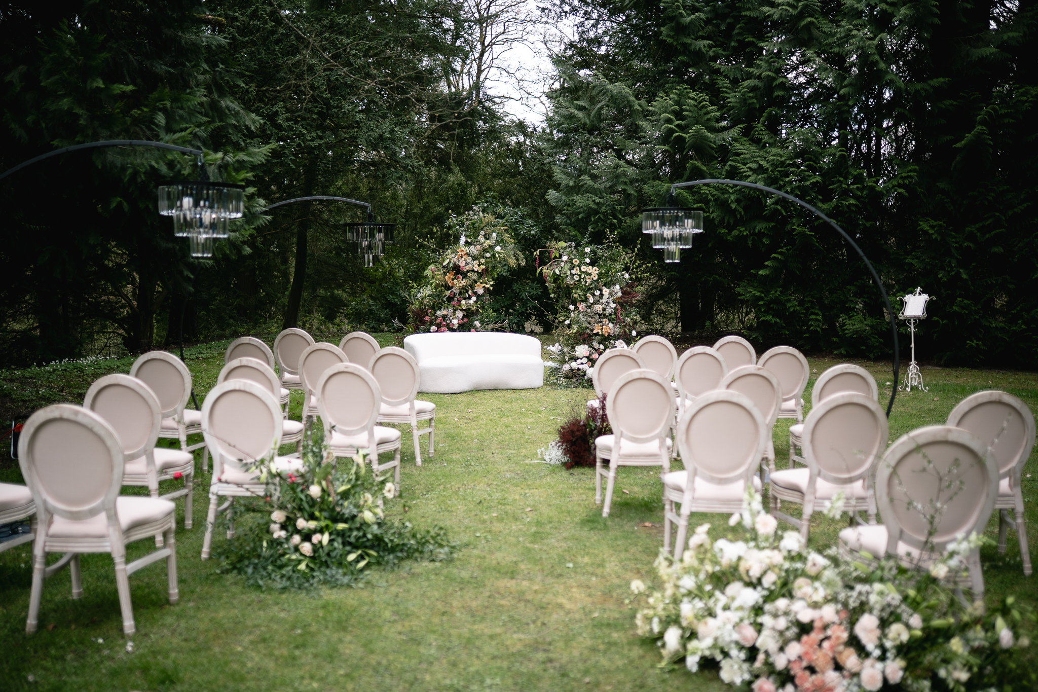 Heiraten im Grünen. Out Door freie Trauung mit Hochzeitsdekoration und Blumen von Oh-Moments.