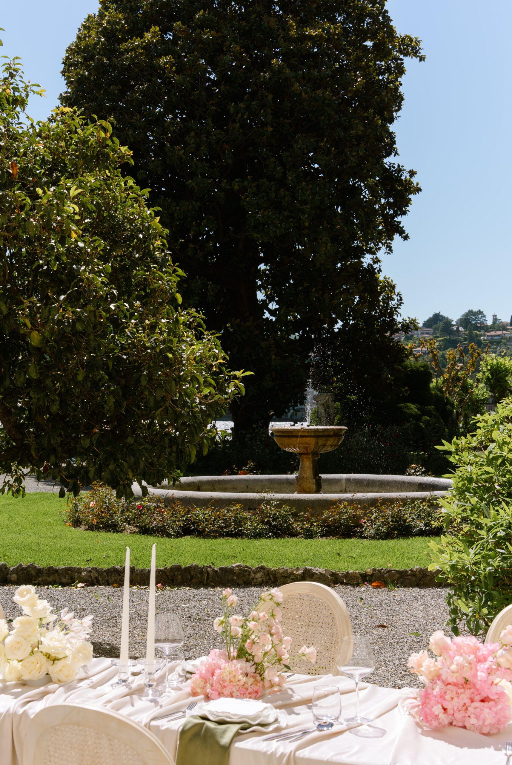 Außenansicht der Villa Pizzo direkt am Ufer des Comer Sees mit Bergpanorama