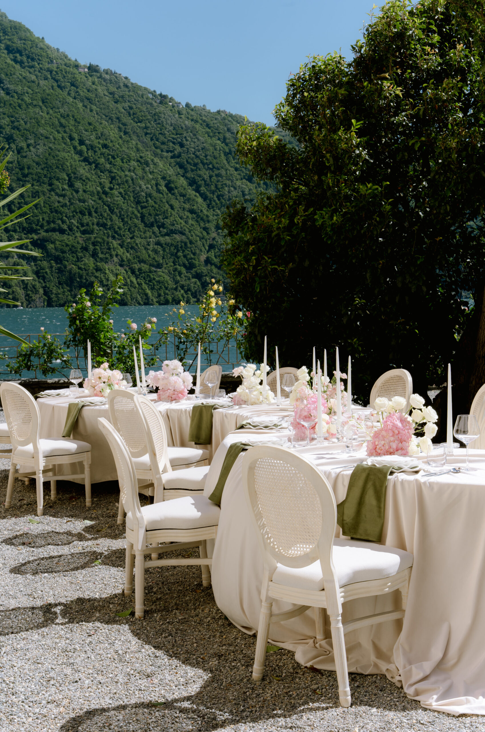 Terrasse der Villa Pizzo mit Blick auf den Comer See und die umliegenden Berge