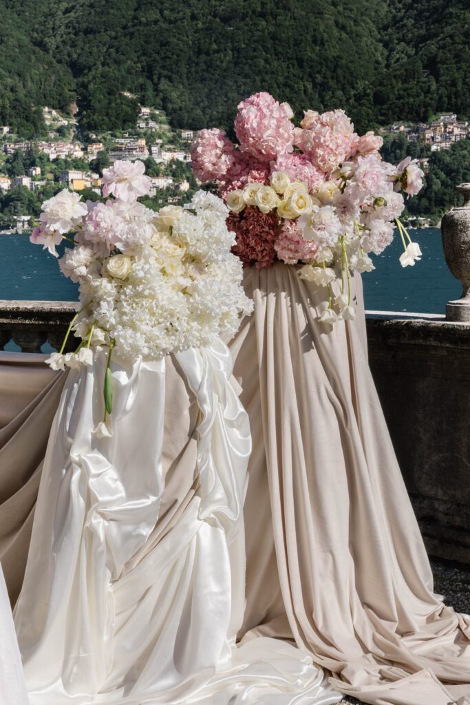 Flower installation with silk fabric for a free wedding on Lake Como