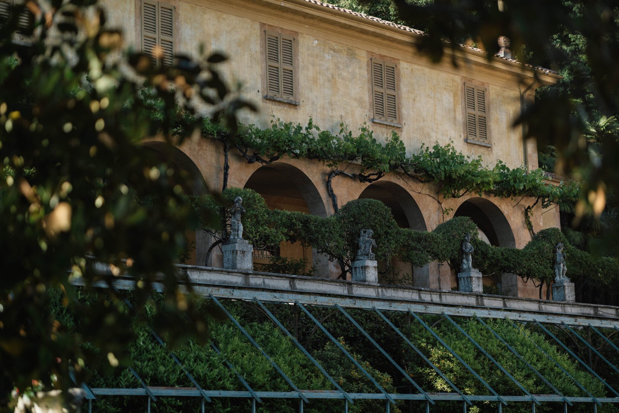 Historical villa with arcades and garden on Lake Como as a wedding location